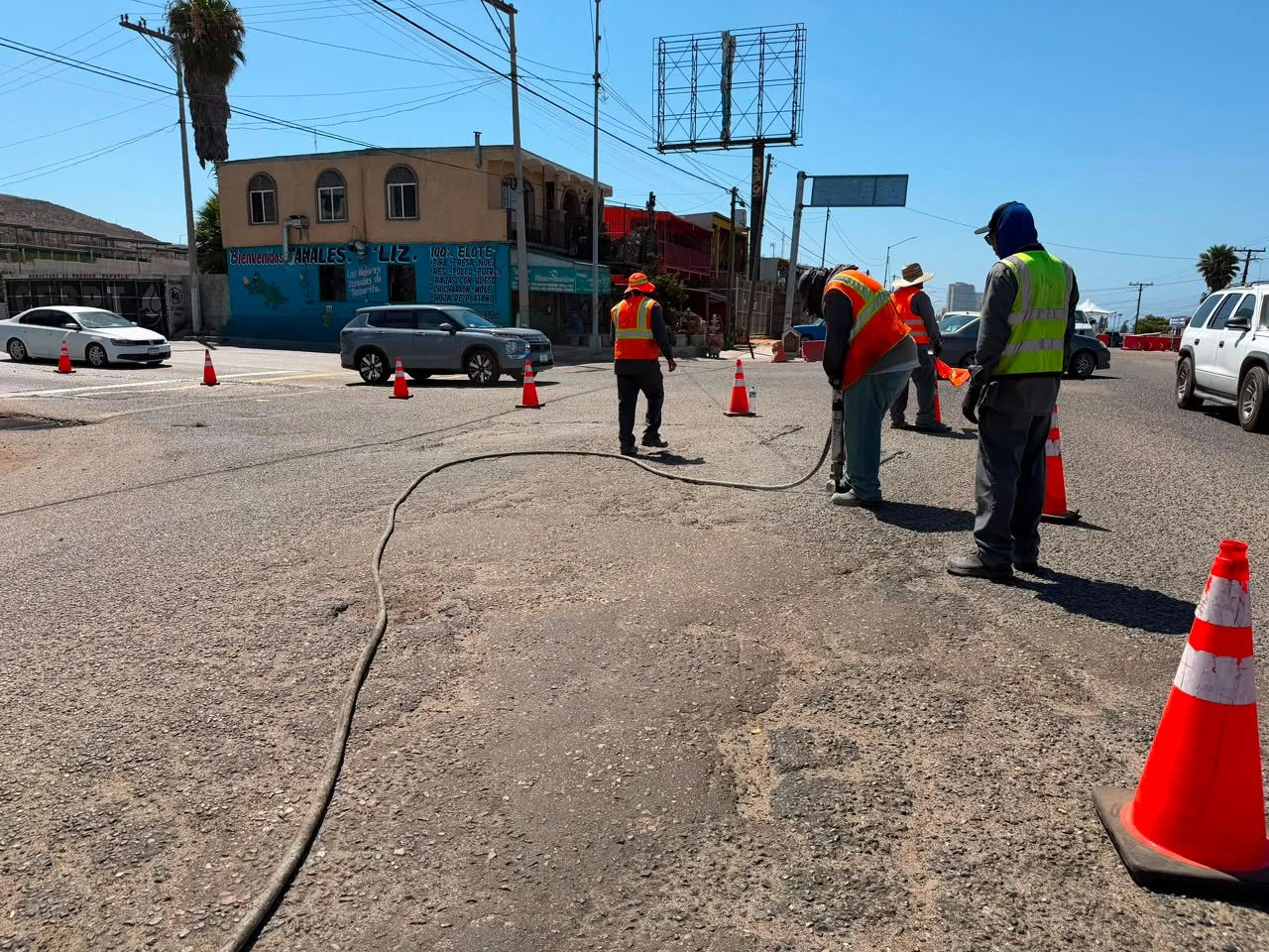GOBIERNO DE PLAYAS DE ROSARITO CONTINÚA CAMPAÑA DE BACHEO Y LIBERA VIALIDAD EN LA COLONIA CONSTITUCIÓN TRAS RETIRO DE CONCRETO